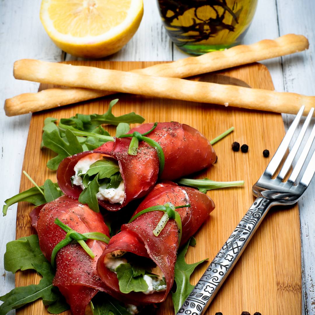 Antipasto di involtini di bresaola con creme piccante al pomodoro