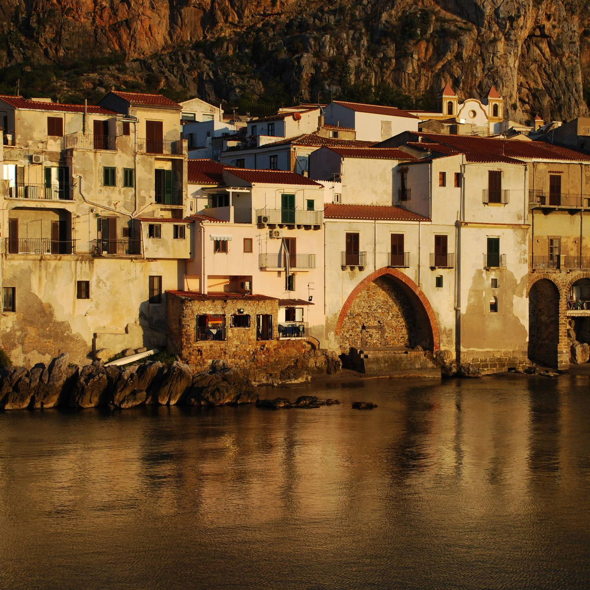 Cefalù: La Perla della Sicilia che Incanta con il suo Fascino Senza Tempo - Sua Maestà Sicilia