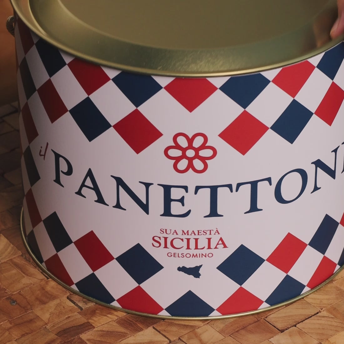 Carica video: Taglio del panettone: la prima fetta